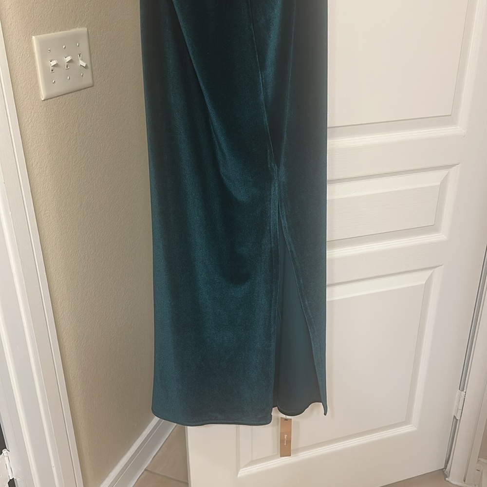 Reformation Nyla Velvet Dress Es in the color Emerald, size 2X. - Picture 4 of 6